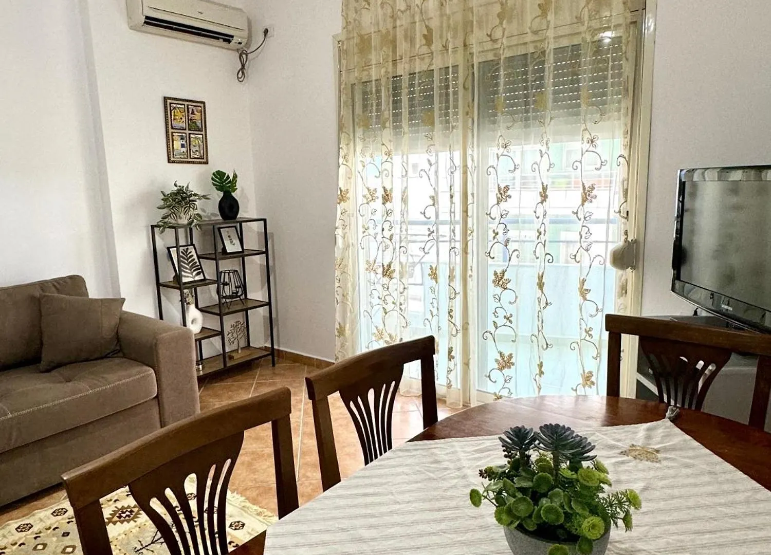 Four Seasons Beach Apartment Vlora 0*, Vlorë